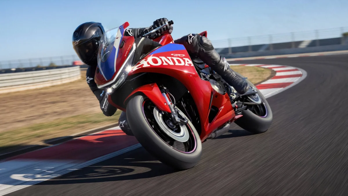 Honda introduceert CBR500R FOUR met viercilinder en E-Clutch