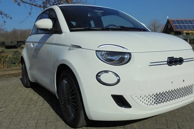 Fiat 500 (2023)