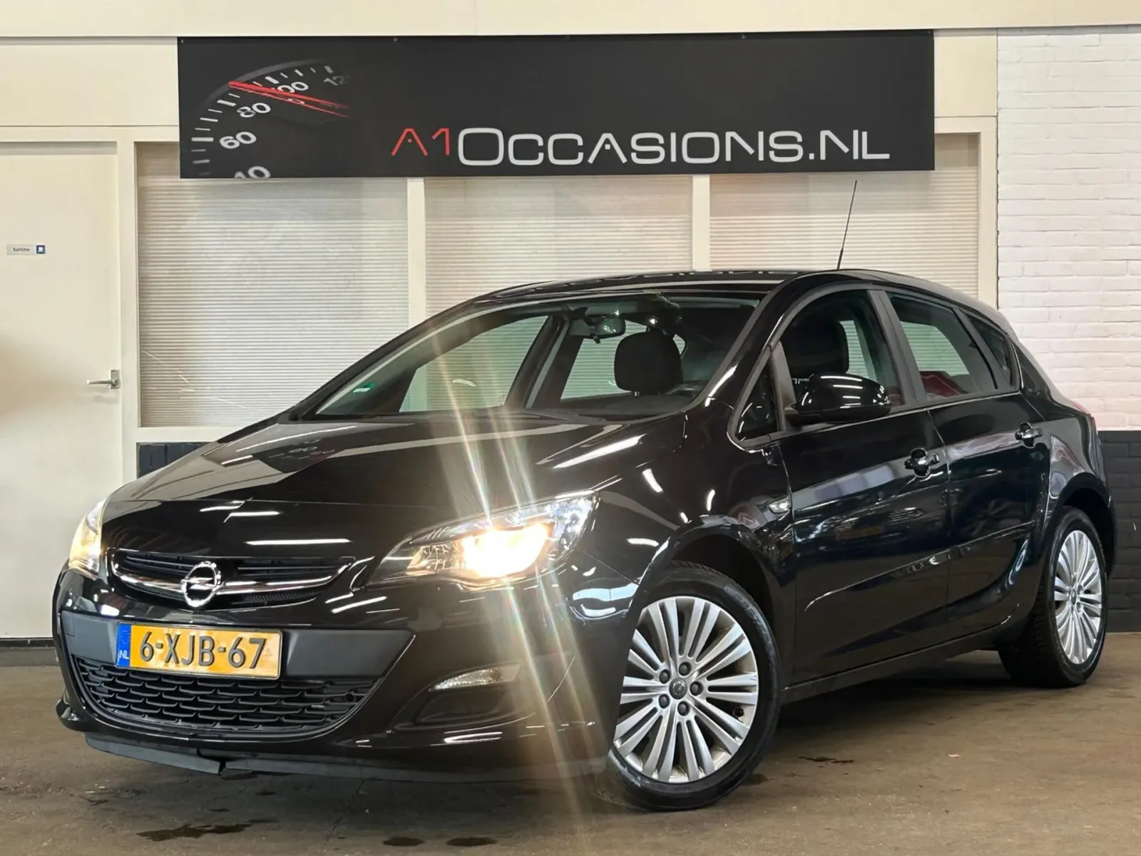 Opel Astra (2013) — foto 1