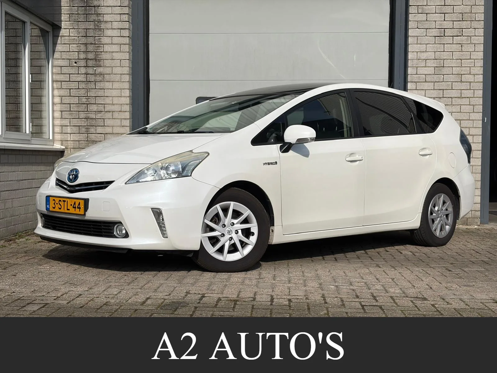 Toyota Prius Wagon (2013) — foto 1