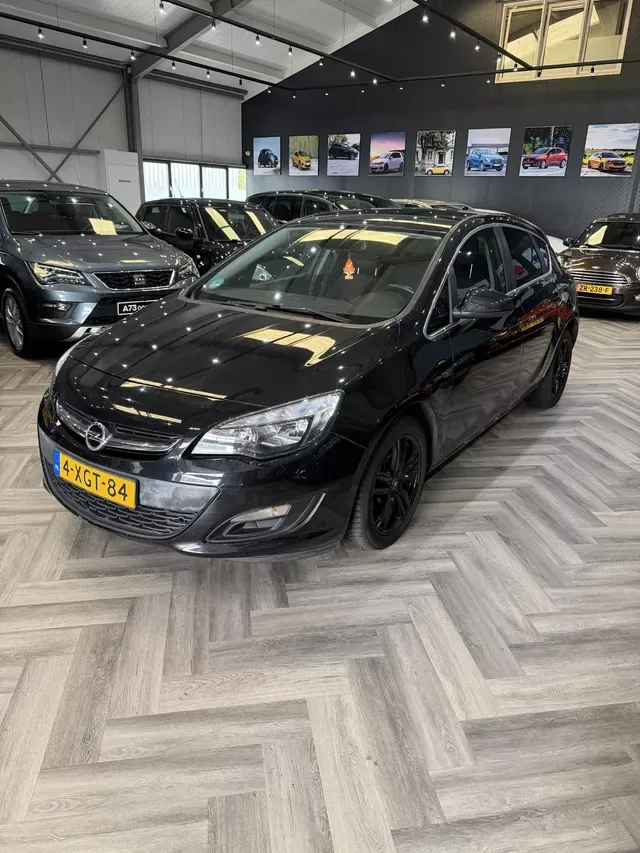 Opel Astra (2014) — foto 1