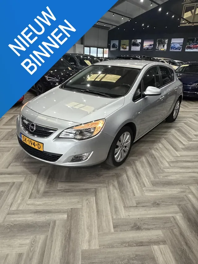 Opel Astra (2011) — foto 1
