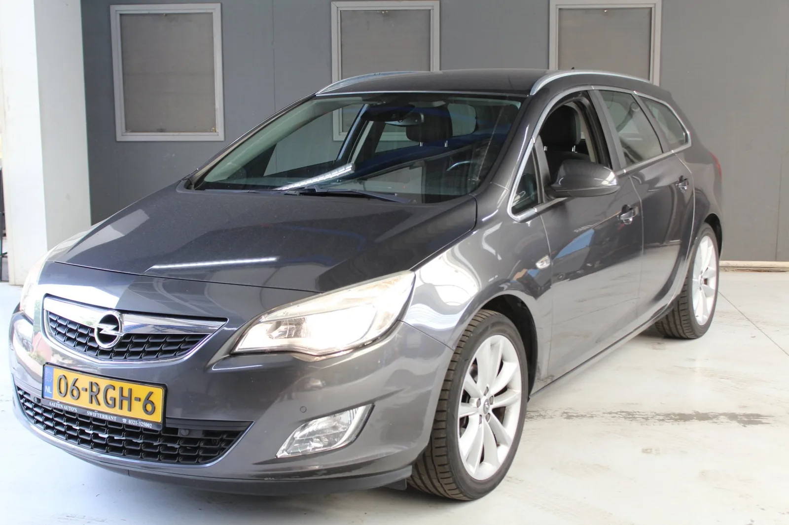 Opel Astra (2011) — foto 1