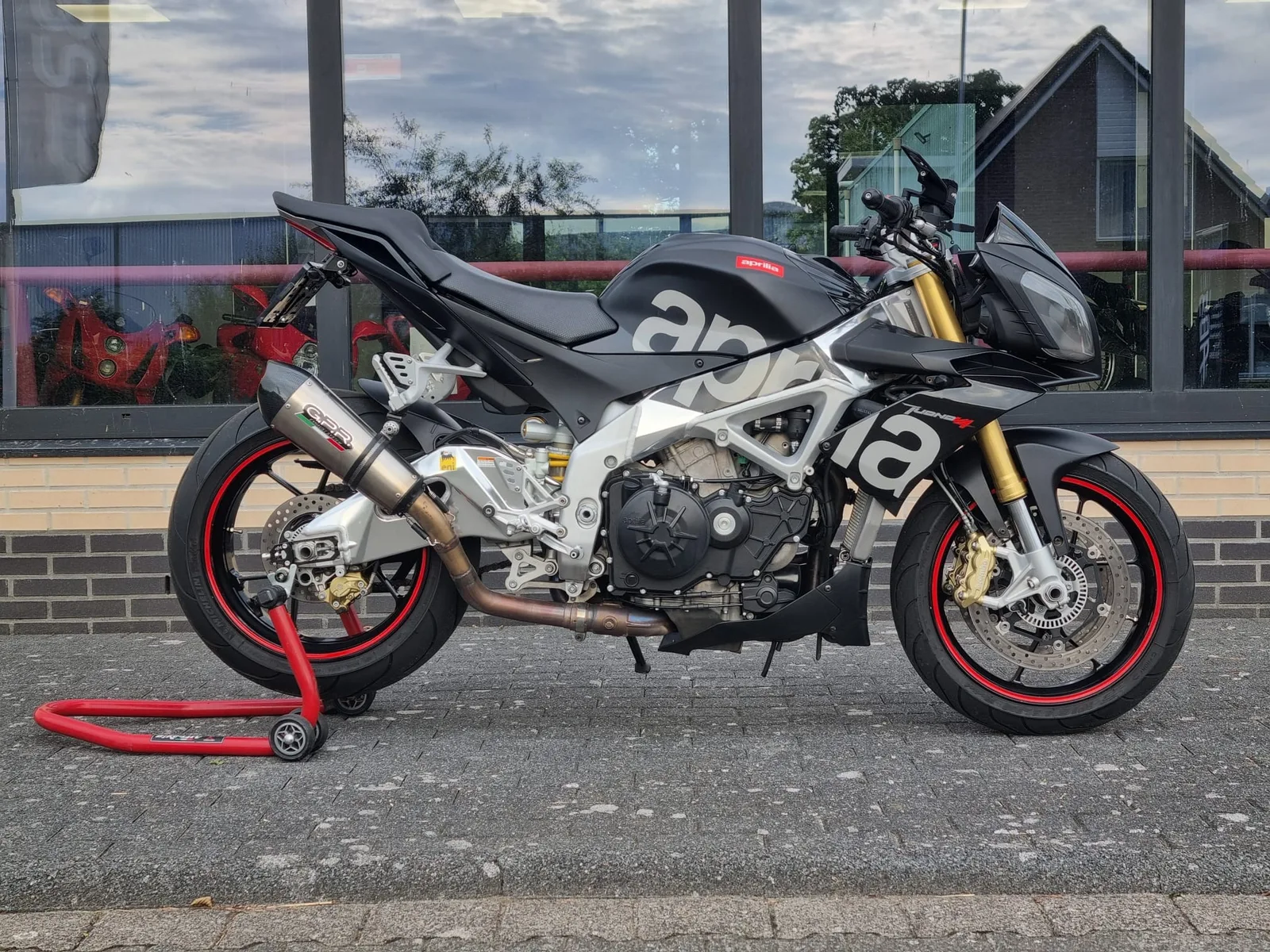 Aprilia Tuono V4 R (2013) — foto 1