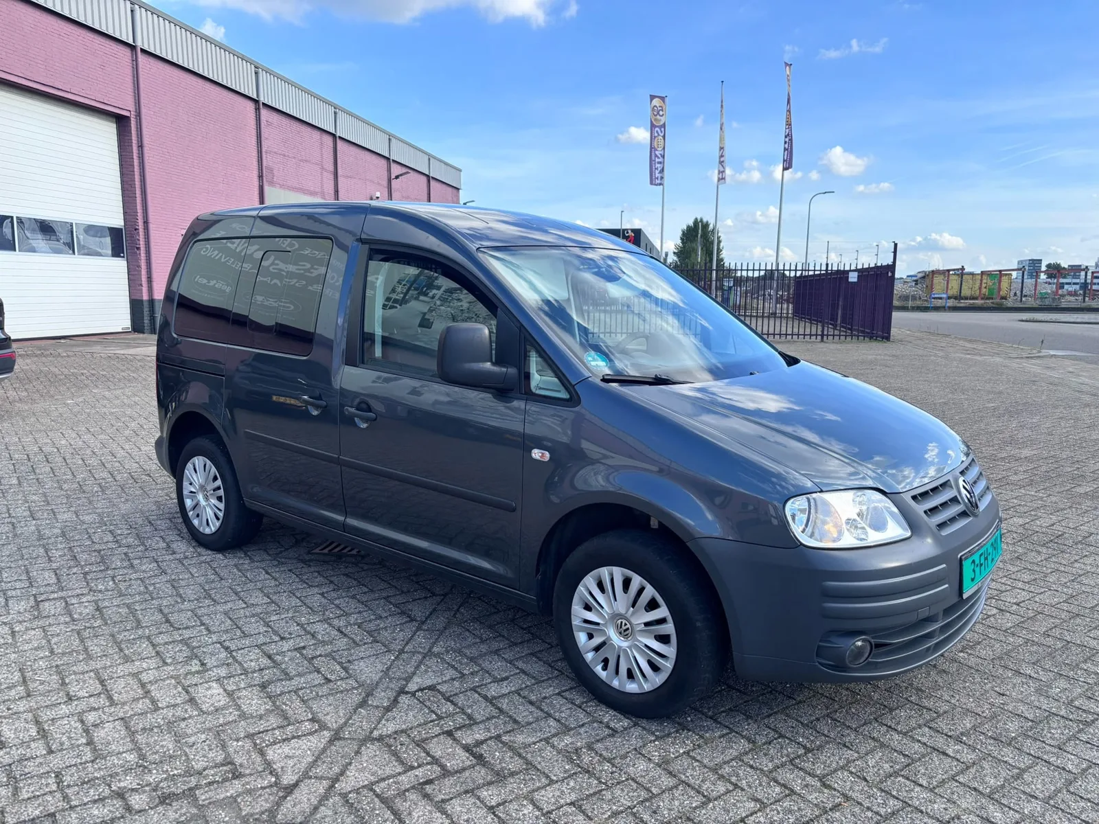Volkswagen Caddy (2009) — foto 1