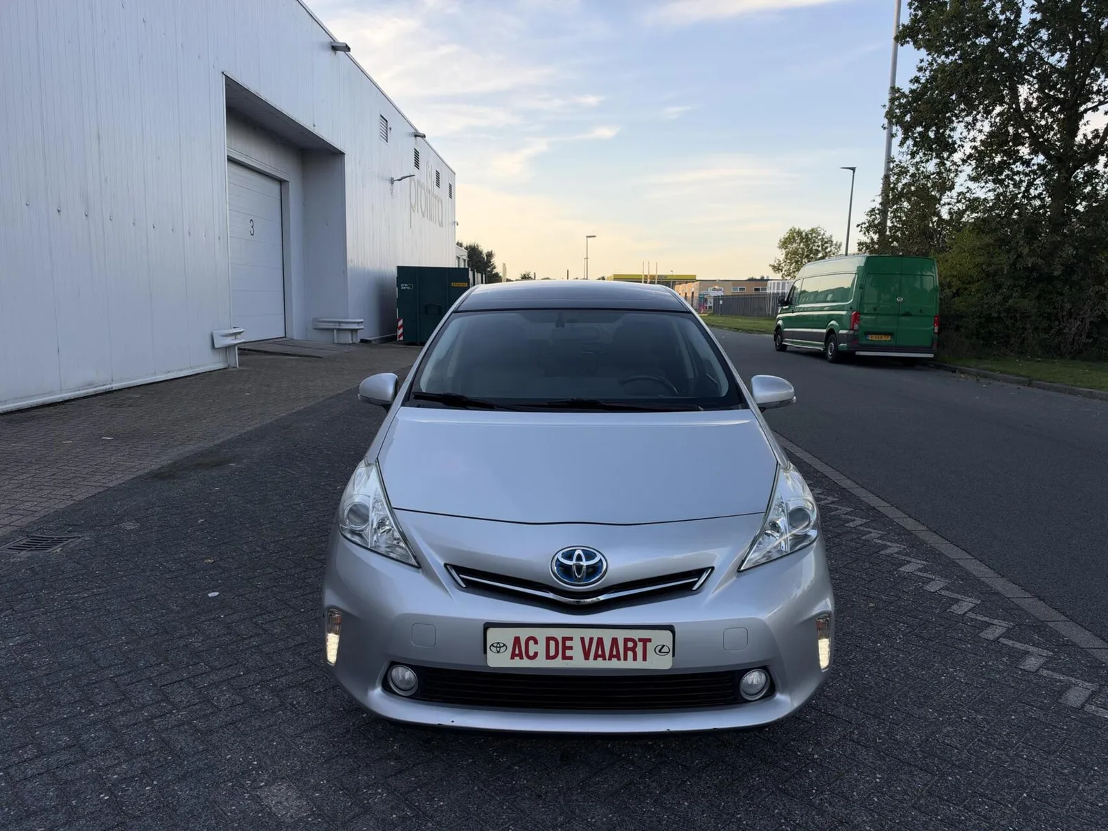 Toyota Prius Wagon (2013) — foto 1