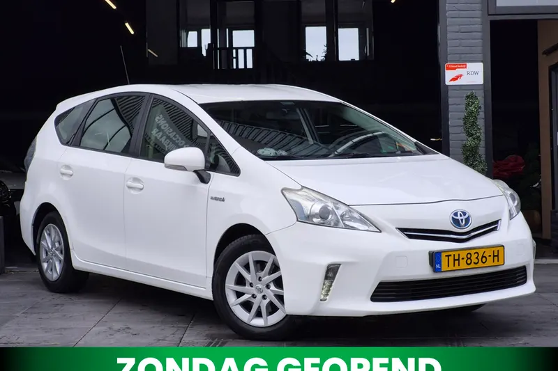 Toyota Prius Wagon (2014)