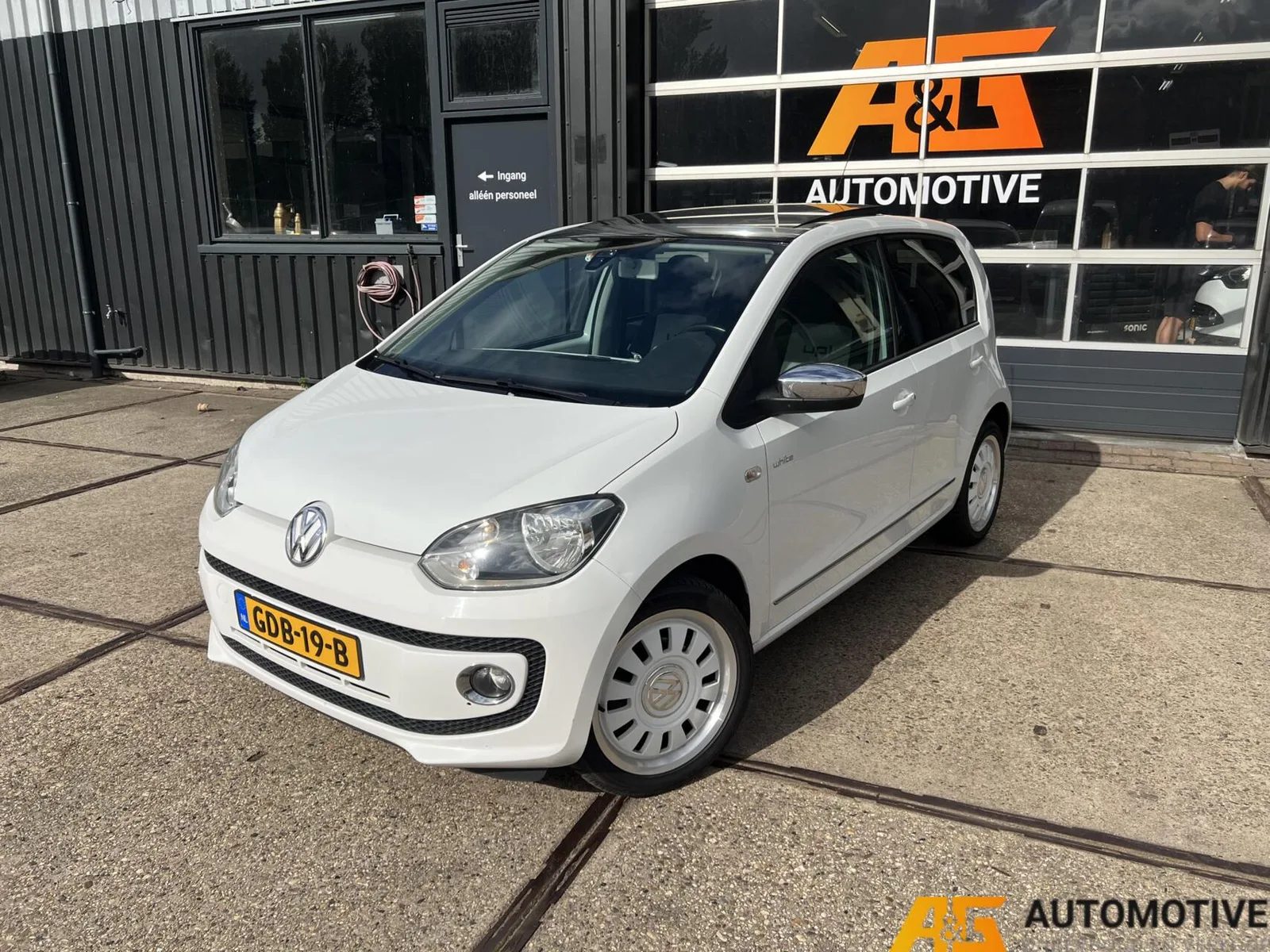 Volkswagen Up! (2012) — foto 1