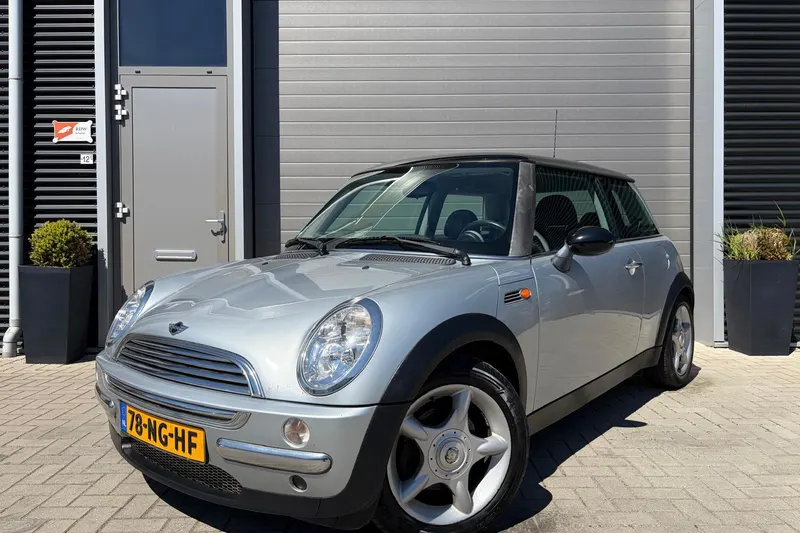 MINI Cooper (2003)