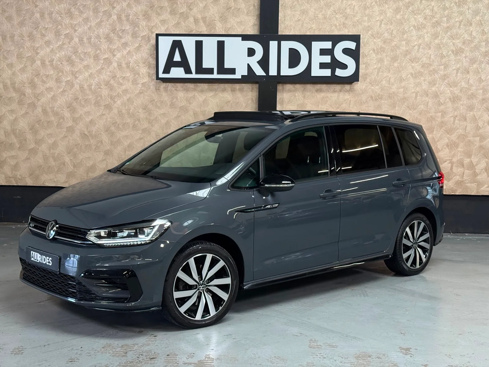 Volkswagen Touran (2023) — foto 1
