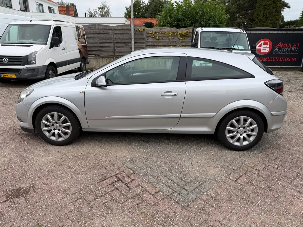 Opel Astra (2009) — foto 1