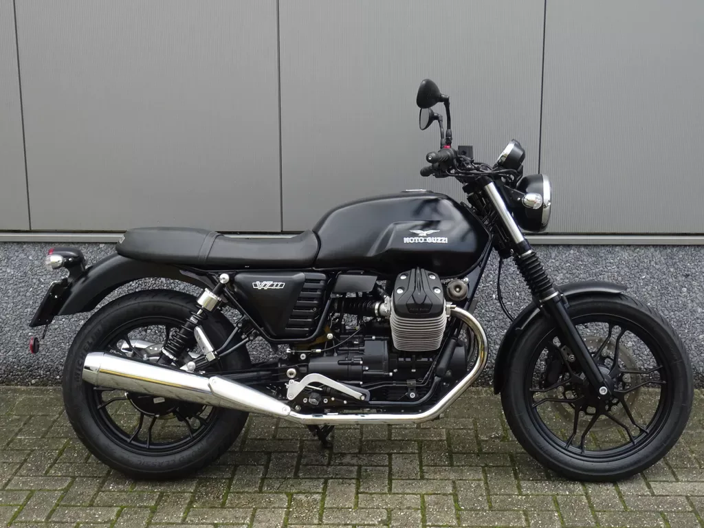 Moto Guzzi V 7 II Stone (2015) — foto 1