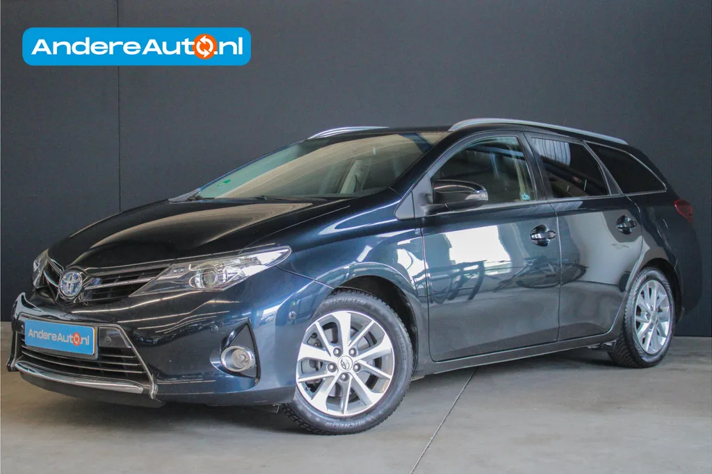 Toyota Auris (2014) — foto 1