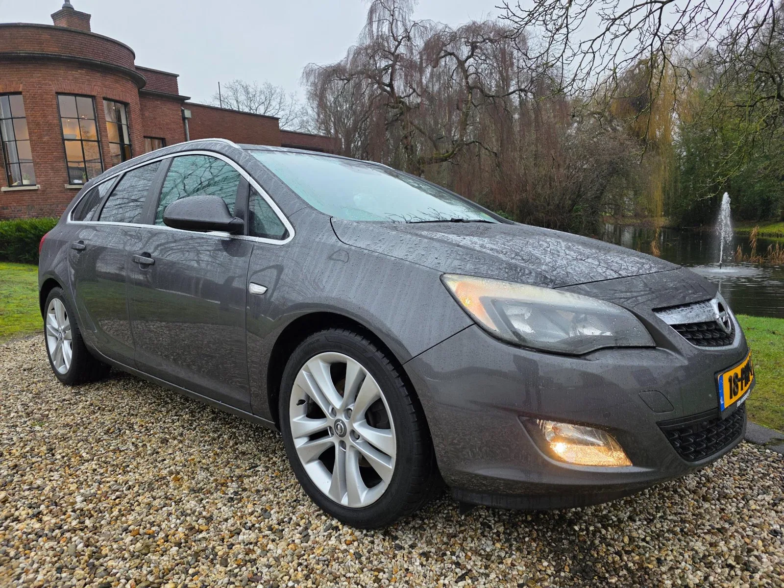 Opel Astra (2011) — foto 1