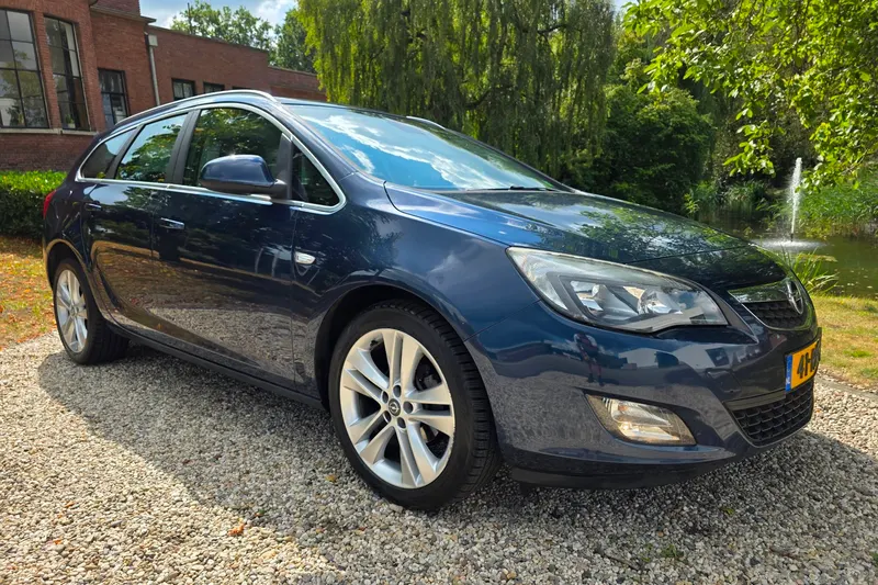 Opel Astra Sports Tourer (2011)
