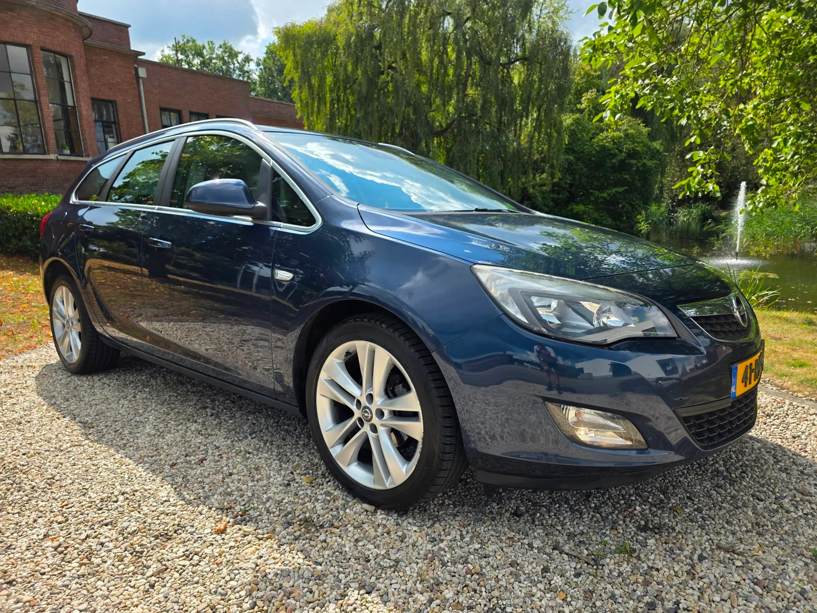 Opel Astra Sports Tourer (2011) — foto 1
