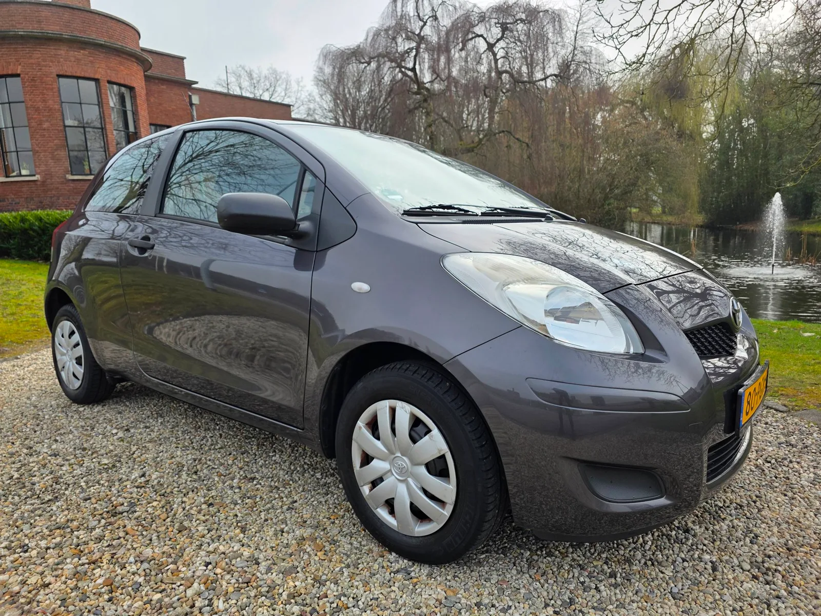 Toyota Yaris (2011) — foto 1