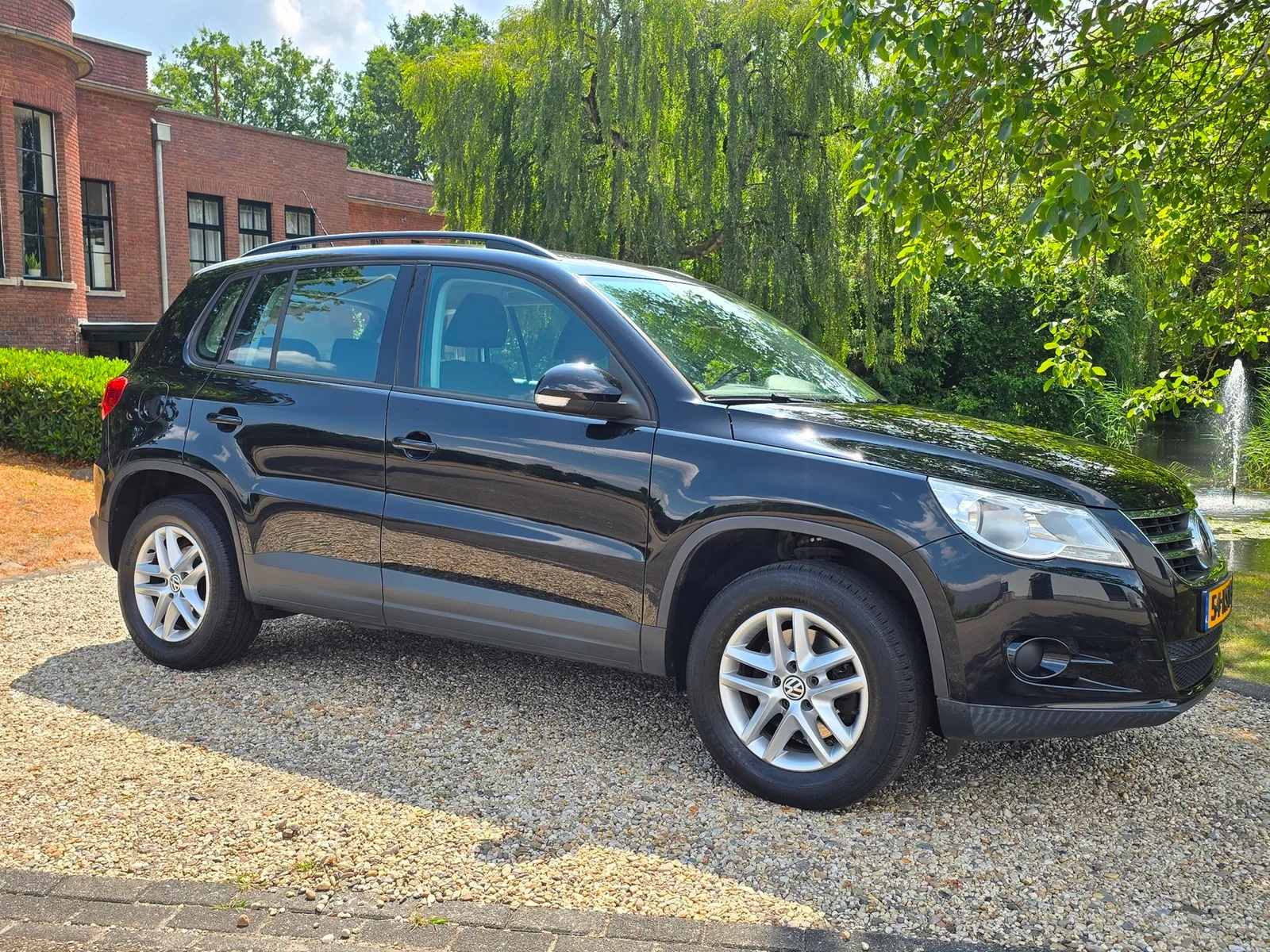 Volkswagen Tiguan (2010) — foto 1