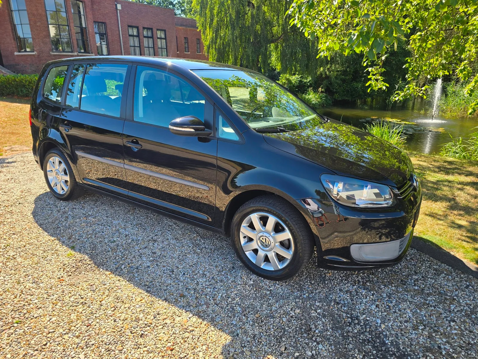 Volkswagen Touran (2011) — foto 1