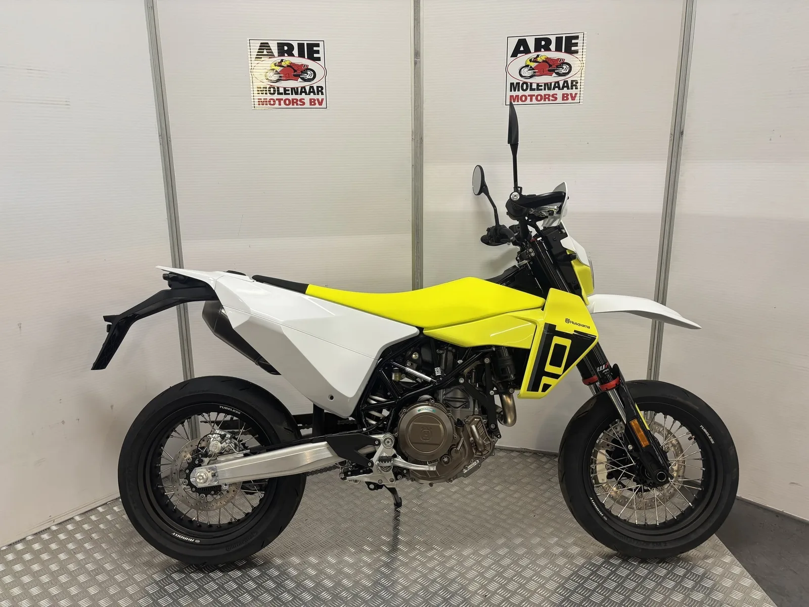 Husqvarna 701 Supermoto (2026) — foto 1