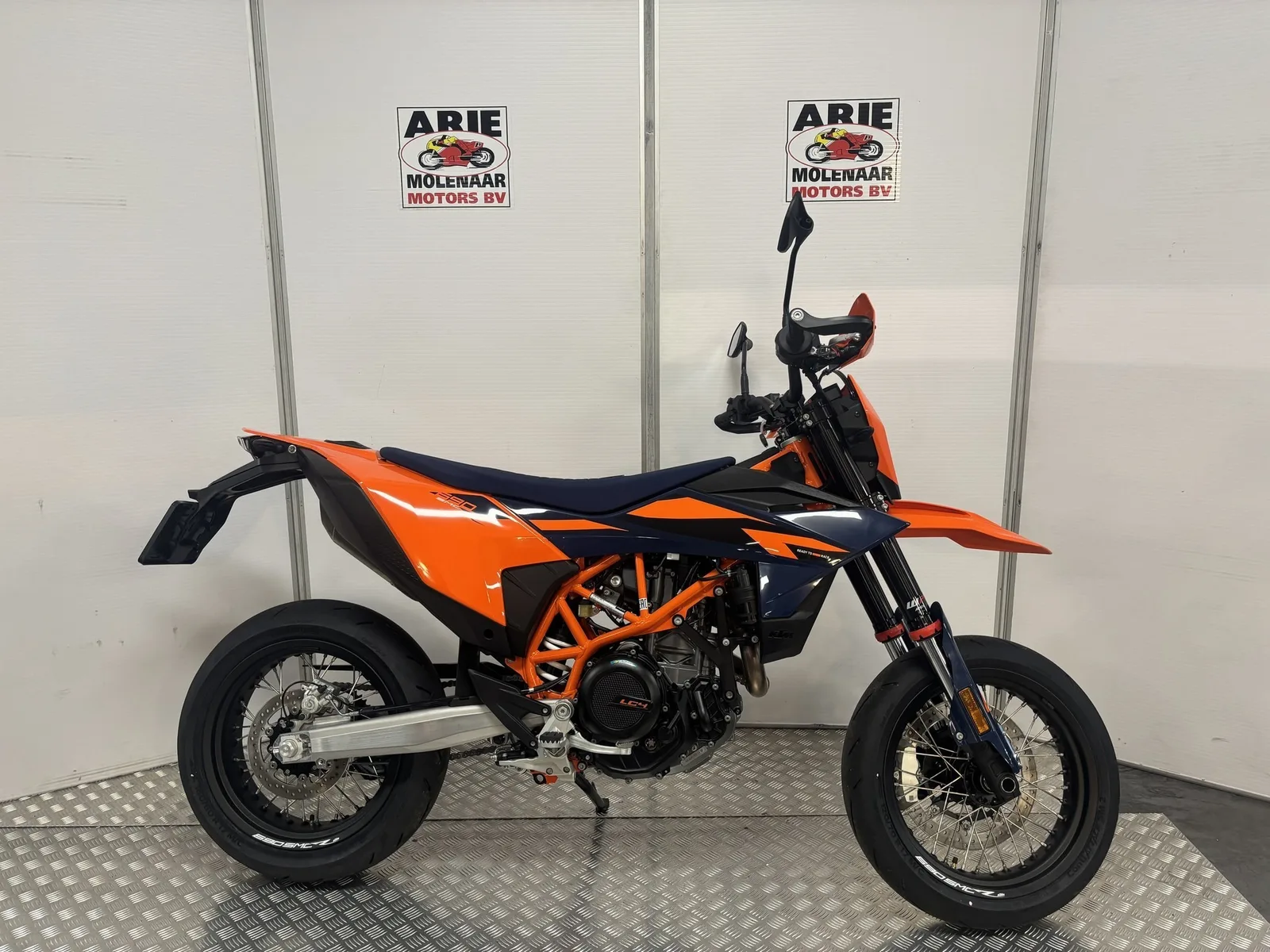 KTM 690 SMC R (2026) — foto 1
