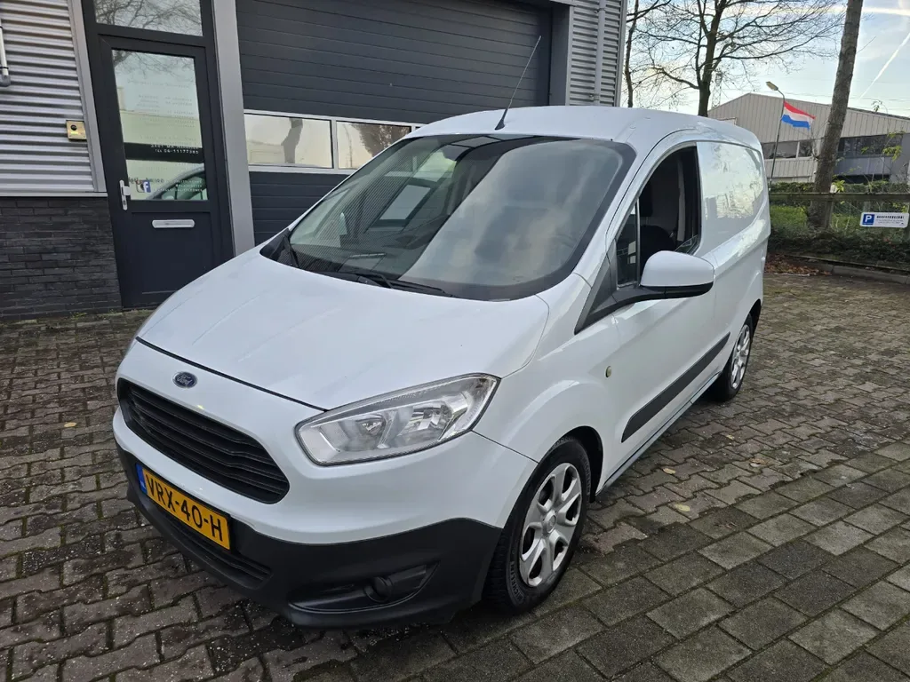 Ford Transit Courier (2017) — foto 1