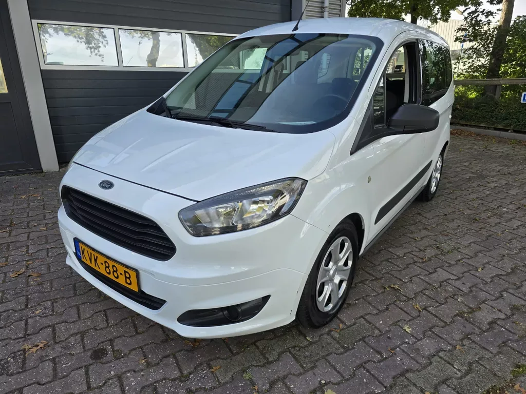 Ford Tourneo Courier (2017) — foto 1