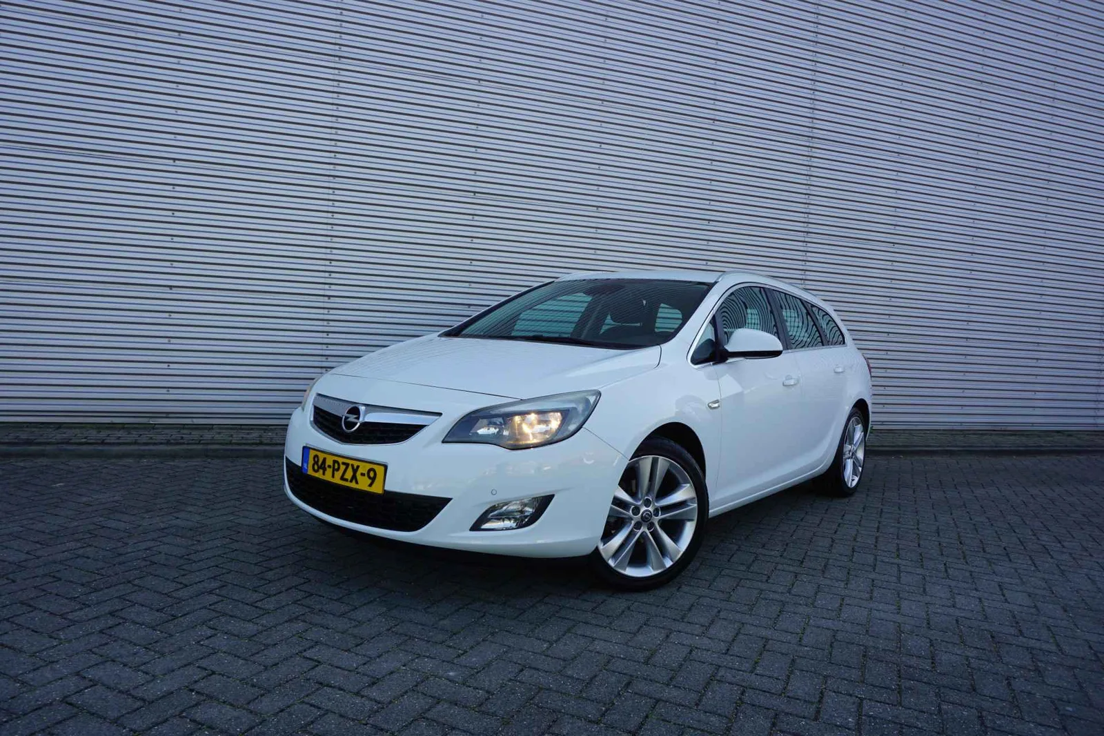 Opel Astra (2011) — foto 1