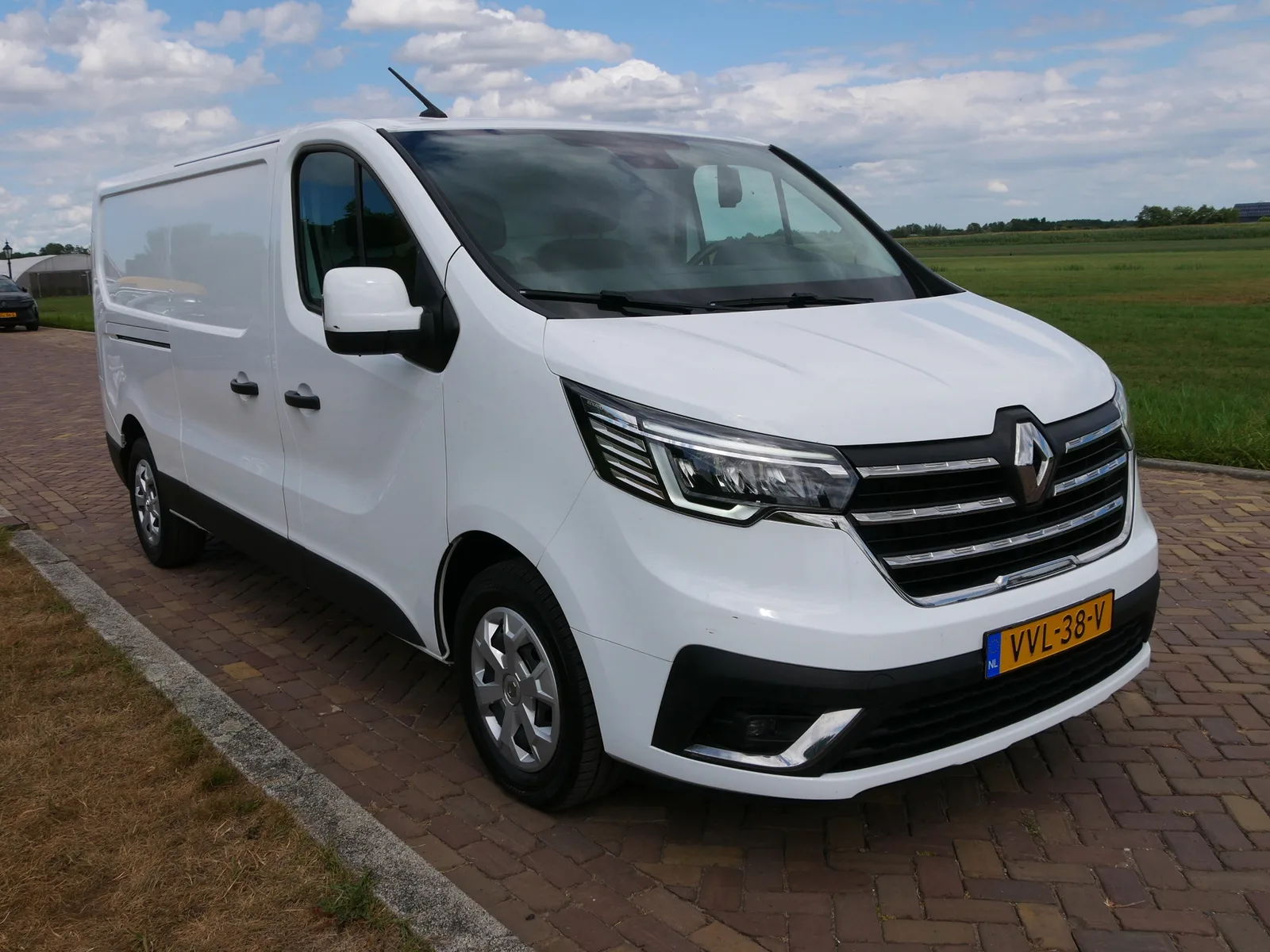 Renault Trafic (2023) — foto 1