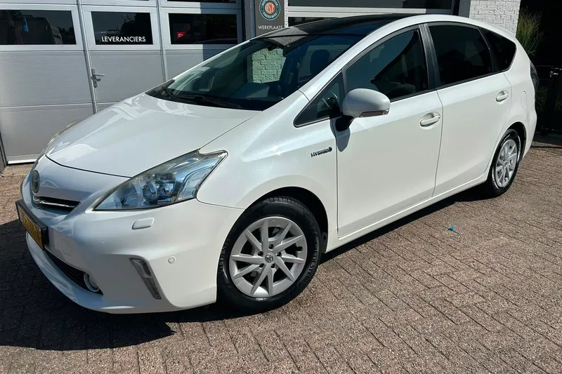 Toyota Prius Wagon (2013)