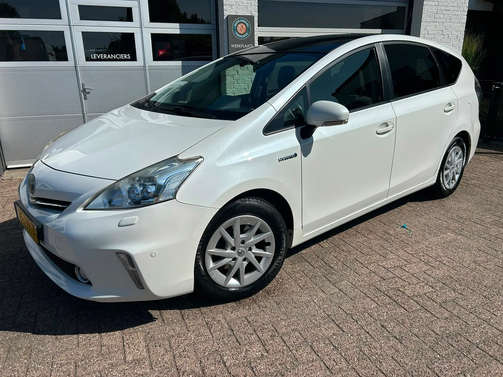 Toyota Prius Wagon (2013) — foto 1