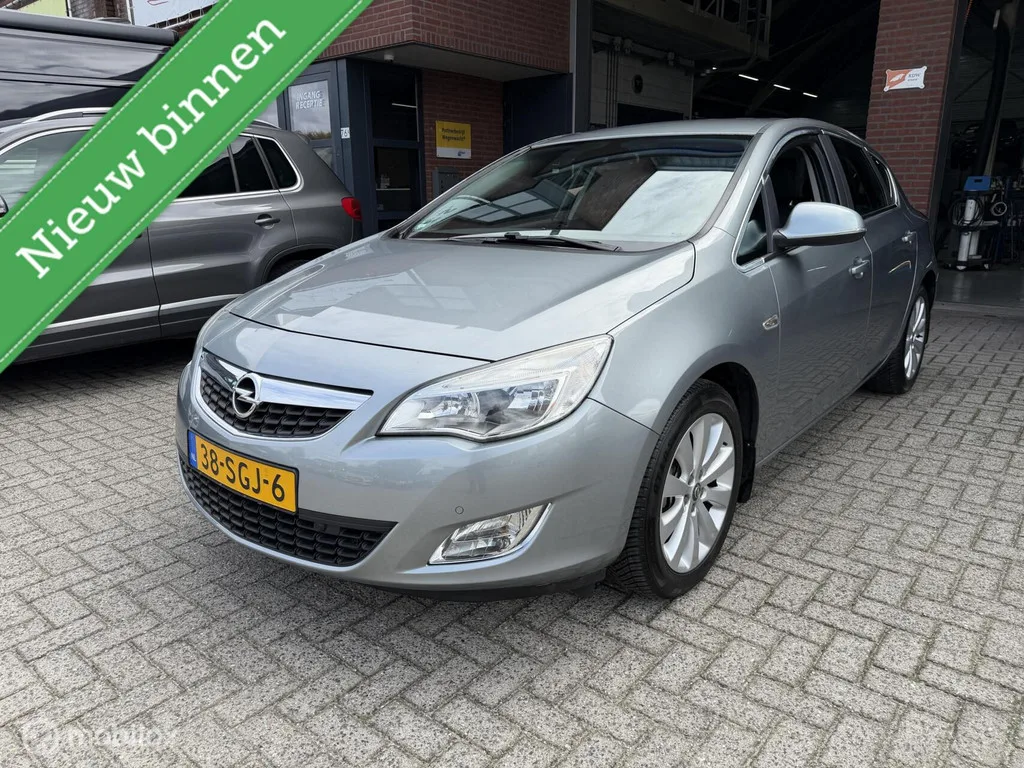 Opel Astra (2011) — foto 1