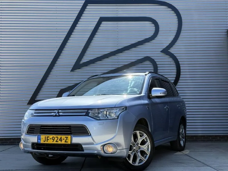 Mitsubishi Outlander (2014) — foto 1