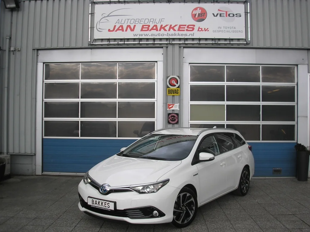 Toyota Auris (2016) — foto 1