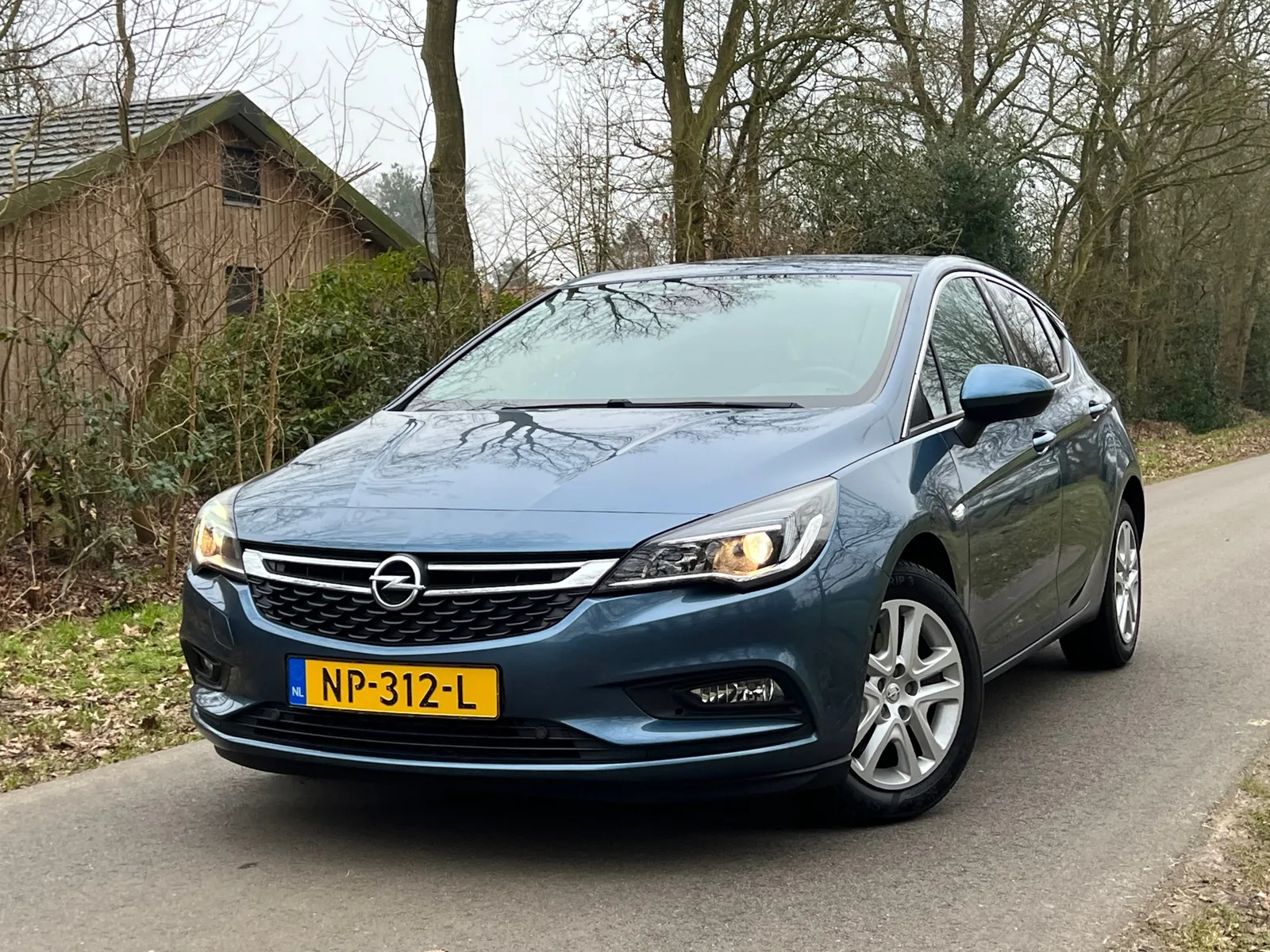 Opel Astra (2017) — foto 1