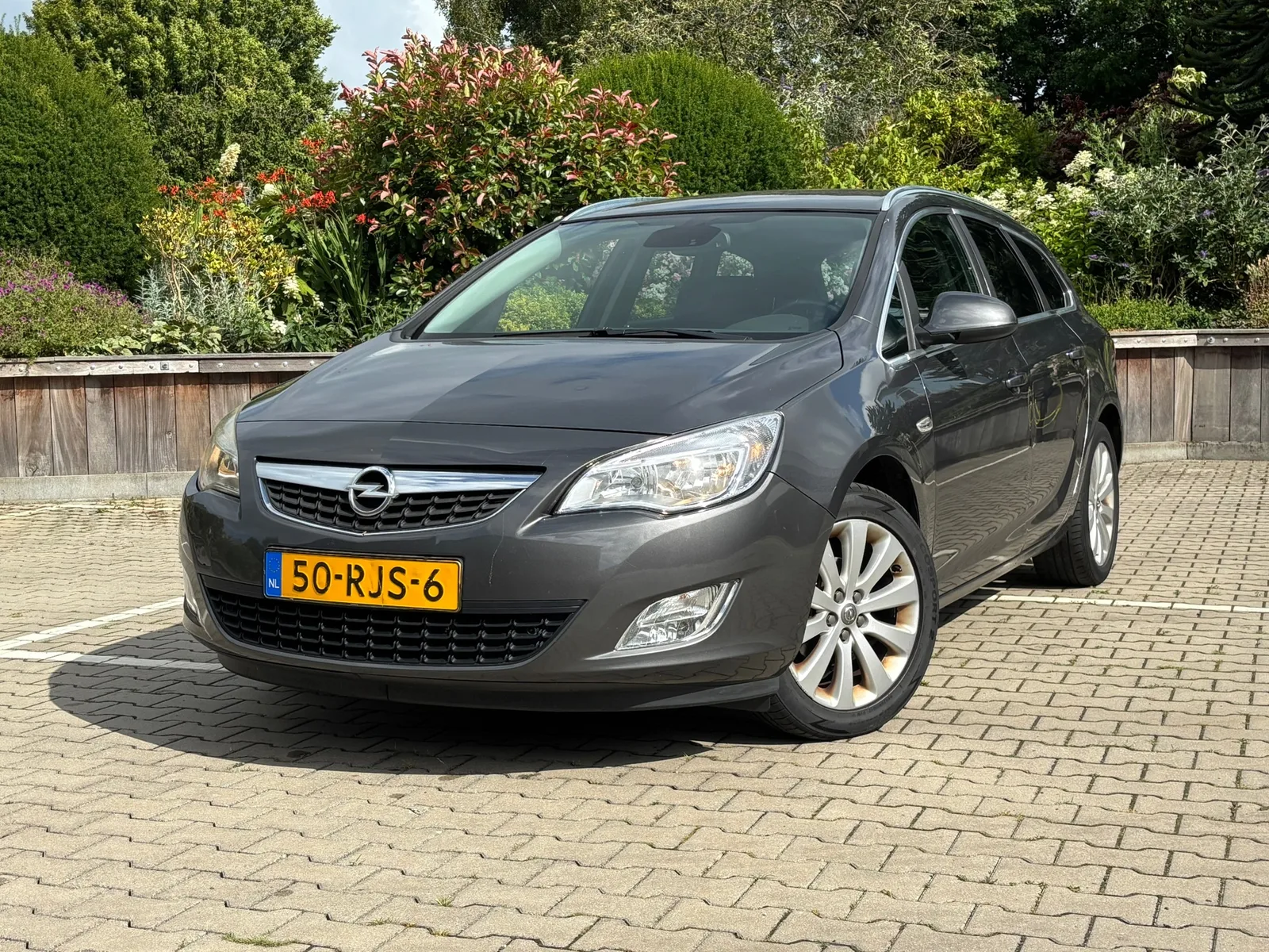 Opel Astra (2011) — foto 1