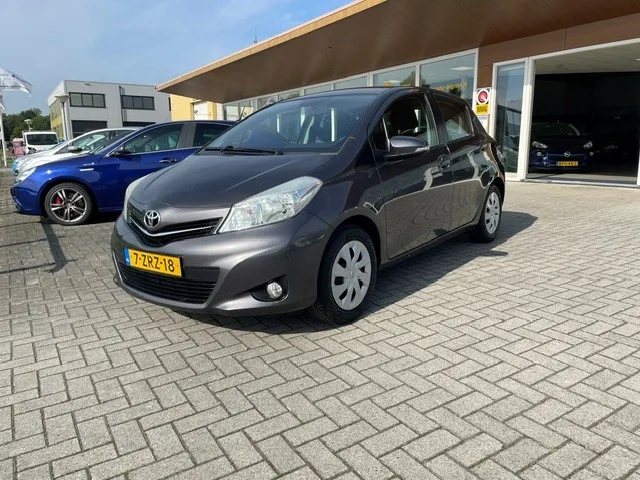 Toyota Yaris (2013) — foto 1