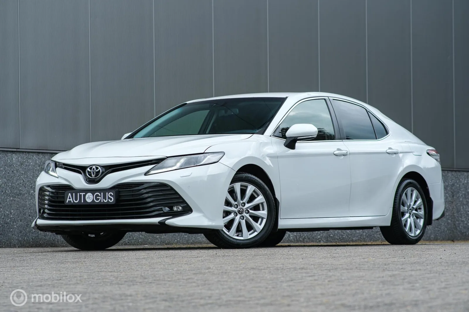 Toyota Camry (2019) — foto 1