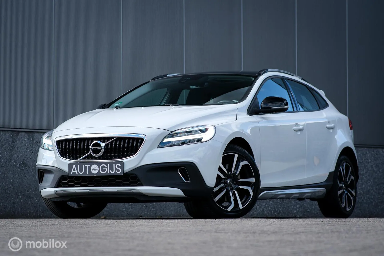 Volvo V40 (2019) — foto 1