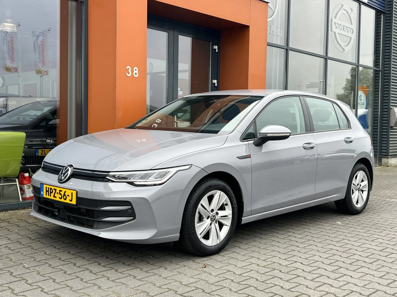 Volkswagen Golf (2024) — foto 1