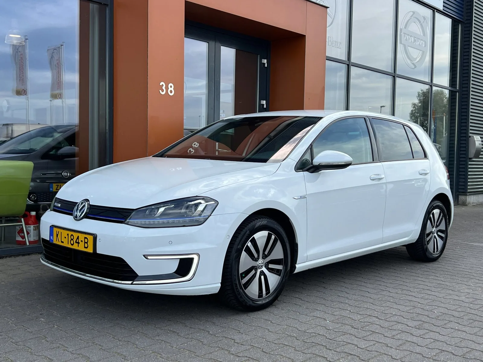 Volkswagen e-Golf (2016) — foto 1