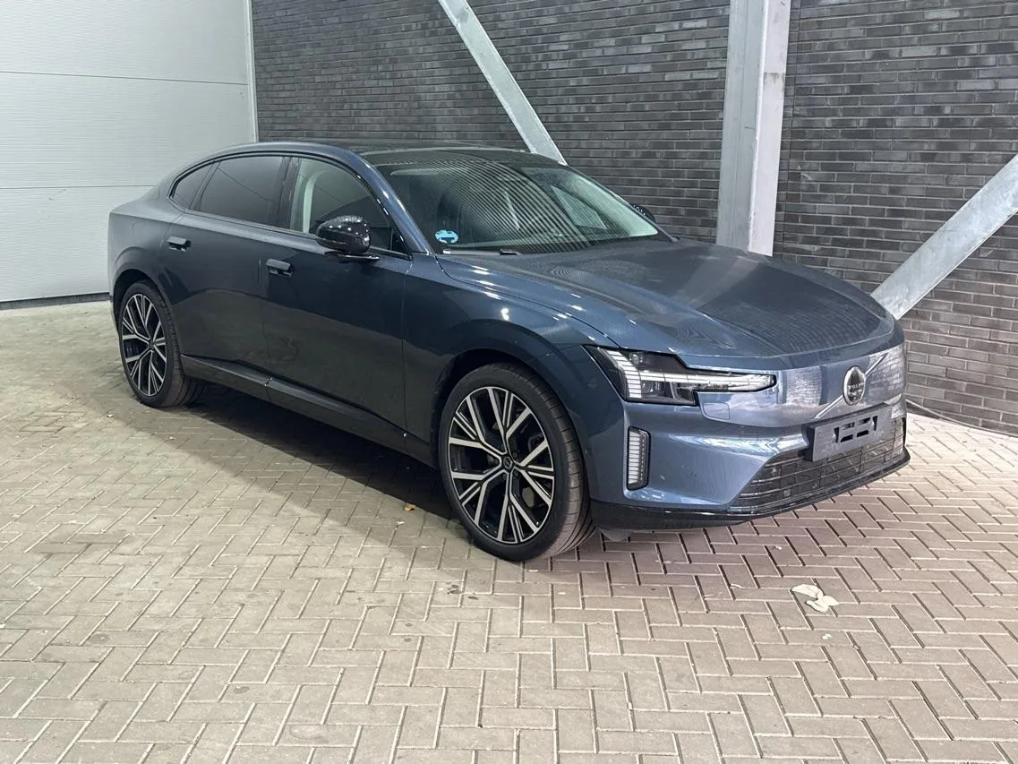 Volvo ES90 (2026) — foto 1
