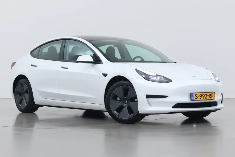 Tesla Model 3 (2023)