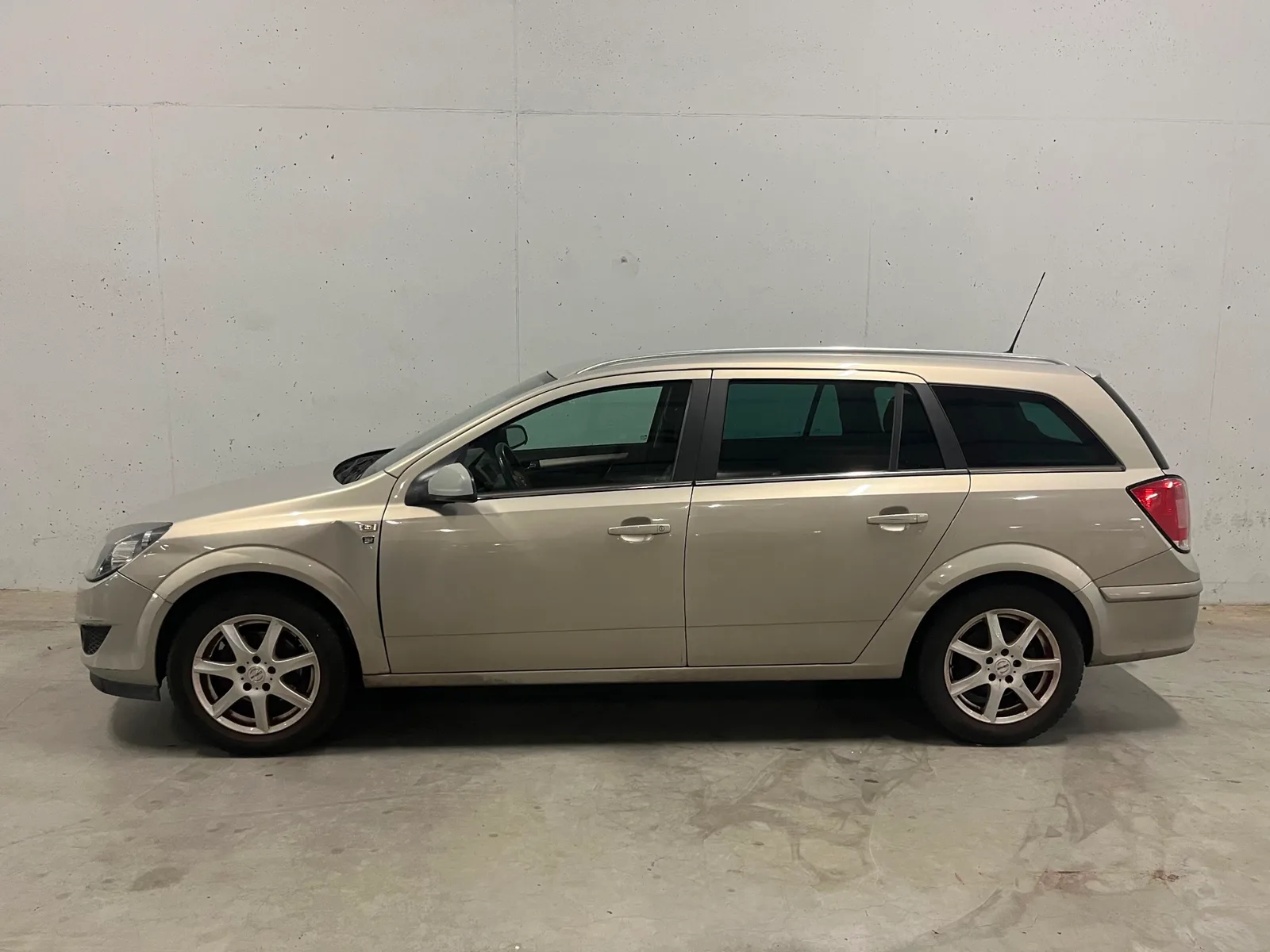 Opel Astra (2010) — foto 1