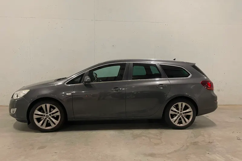 Opel Astra Sports Tourer (2011)