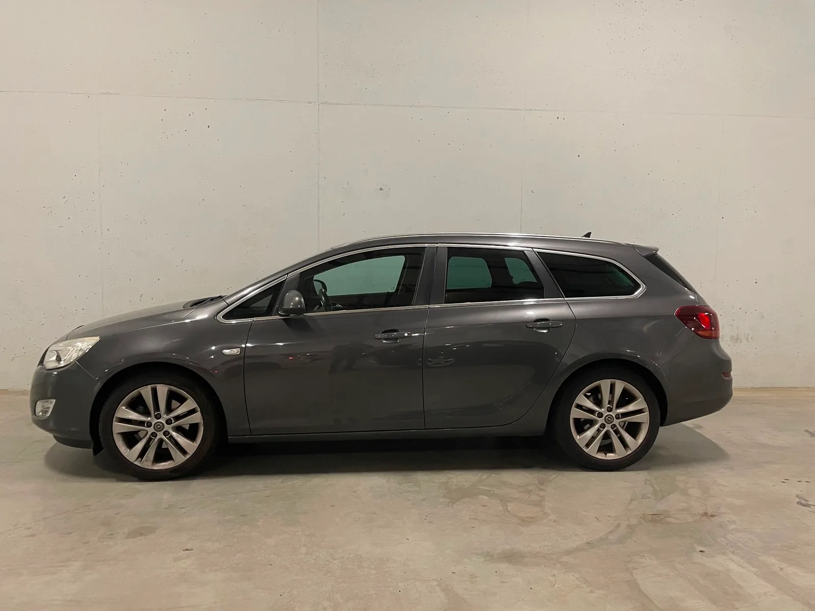 Opel Astra Sports Tourer (2011) — foto 1