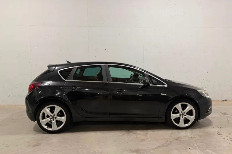 Opel Astra (2011)