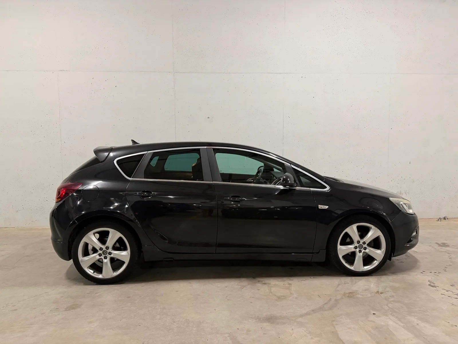 Opel Astra (2011) — foto 1
