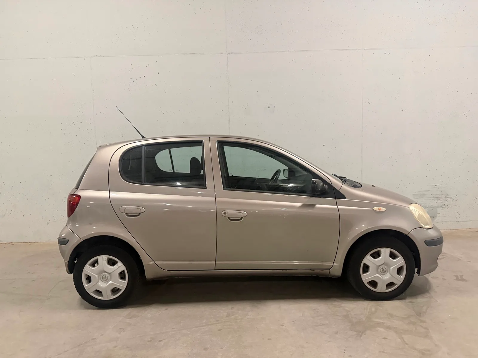 Toyota Yaris (2003) — foto 1