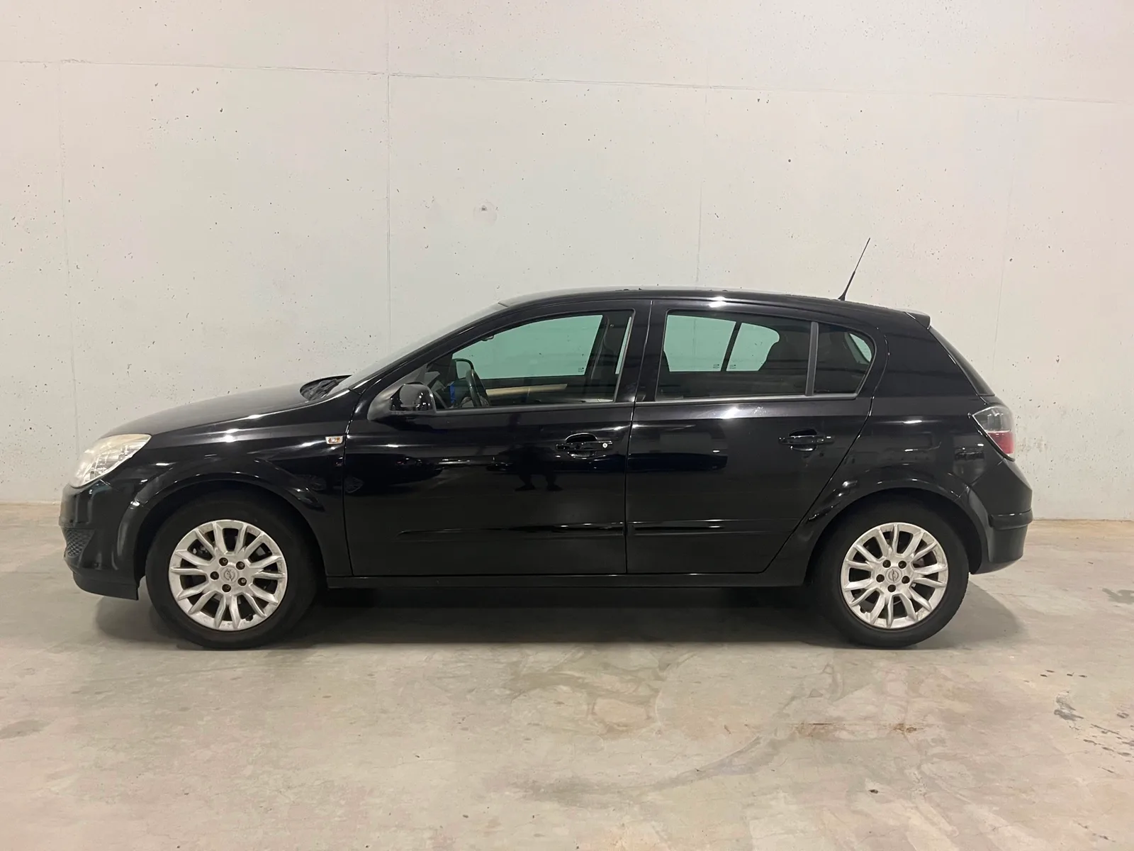 Opel Astra (2008) — foto 1